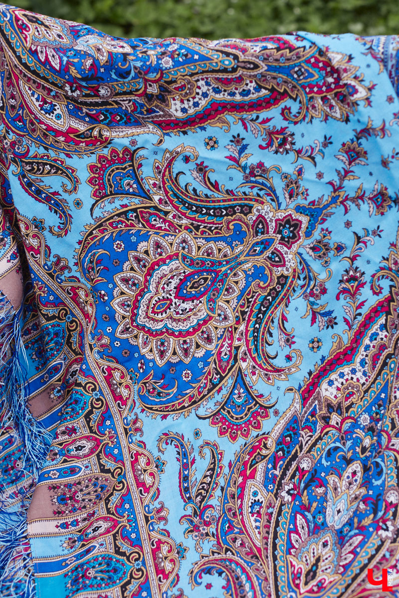 Никакого сайдинга поверх вековых бревен и никакой сдачи в утиль бабушкиной утвари. Превращать пятистенок с дощатой террасой на Пушкарской в собственную крепость художница Елена Сахарова начала постепенно. Комнаты с годами превращались в галерею работ самой Елены, ее друзей, а позднее и дочери. Дом хранит немало интересных коллекций, но все главные чудеса происходят в подвале, где рождаются яркие, сияющие картины, волшебный сплав хрупкого стекла и прочного металла.