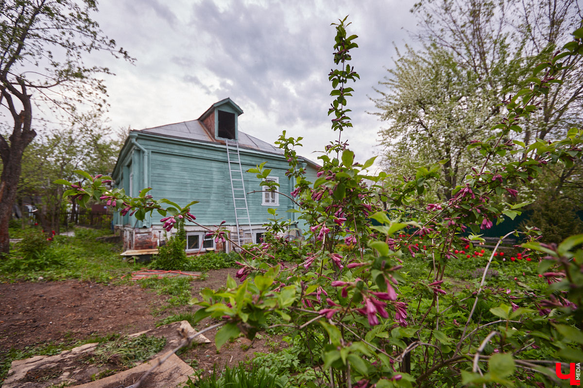 Никакого сайдинга поверх вековых бревен и никакой сдачи в утиль бабушкиной утвари. Превращать пятистенок с дощатой террасой на Пушкарской в собственную крепость художница Елена Сахарова начала постепенно. Комнаты с годами превращались в галерею работ самой Елены, ее друзей, а позднее и дочери. Дом хранит немало интересных коллекций, но все главные чудеса происходят в подвале, где рождаются яркие, сияющие картины, волшебный сплав хрупкого стекла и прочного металла.