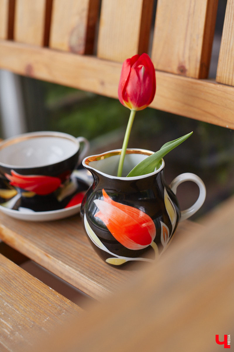 Никакого сайдинга поверх вековых бревен и никакой сдачи в утиль бабушкиной утвари. Превращать пятистенок с дощатой террасой на Пушкарской в собственную крепость художница Елена Сахарова начала постепенно. Комнаты с годами превращались в галерею работ самой Елены, ее друзей, а позднее и дочери. Дом хранит немало интересных коллекций, но все главные чудеса происходят в подвале, где рождаются яркие, сияющие картины, волшебный сплав хрупкого стекла и прочного металла.