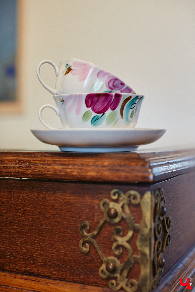 Никакого сайдинга поверх вековых бревен и никакой сдачи в утиль бабушкиной утвари. Превращать пятистенок с дощатой террасой на Пушкарской в собственную крепость художница Елена Сахарова начала постепенно. Комнаты с годами превращались в галерею работ самой Елены, ее друзей, а позднее и дочери. Дом хранит немало интересных коллекций, но все главные чудеса происходят в подвале, где рождаются яркие, сияющие картины, волшебный сплав хрупкого стекла и прочного металла.