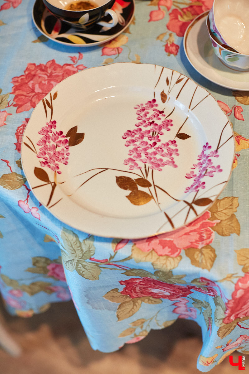 Никакого сайдинга поверх вековых бревен и никакой сдачи в утиль бабушкиной утвари. Превращать пятистенок с дощатой террасой на Пушкарской в собственную крепость художница Елена Сахарова начала постепенно. Комнаты с годами превращались в галерею работ самой Елены, ее друзей, а позднее и дочери. Дом хранит немало интересных коллекций, но все главные чудеса происходят в подвале, где рождаются яркие, сияющие картины, волшебный сплав хрупкого стекла и прочного металла.