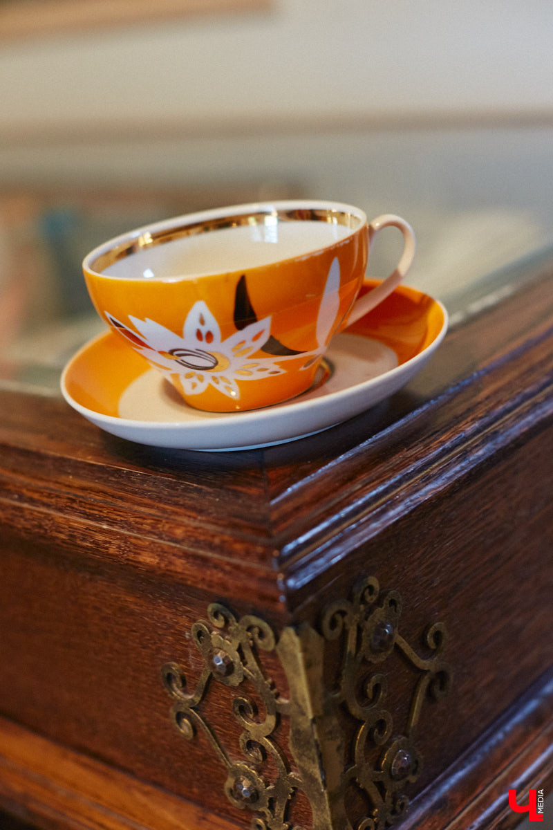 Никакого сайдинга поверх вековых бревен и никакой сдачи в утиль бабушкиной утвари. Превращать пятистенок с дощатой террасой на Пушкарской в собственную крепость художница Елена Сахарова начала постепенно. Комнаты с годами превращались в галерею работ самой Елены, ее друзей, а позднее и дочери. Дом хранит немало интересных коллекций, но все главные чудеса происходят в подвале, где рождаются яркие, сияющие картины, волшебный сплав хрупкого стекла и прочного металла.