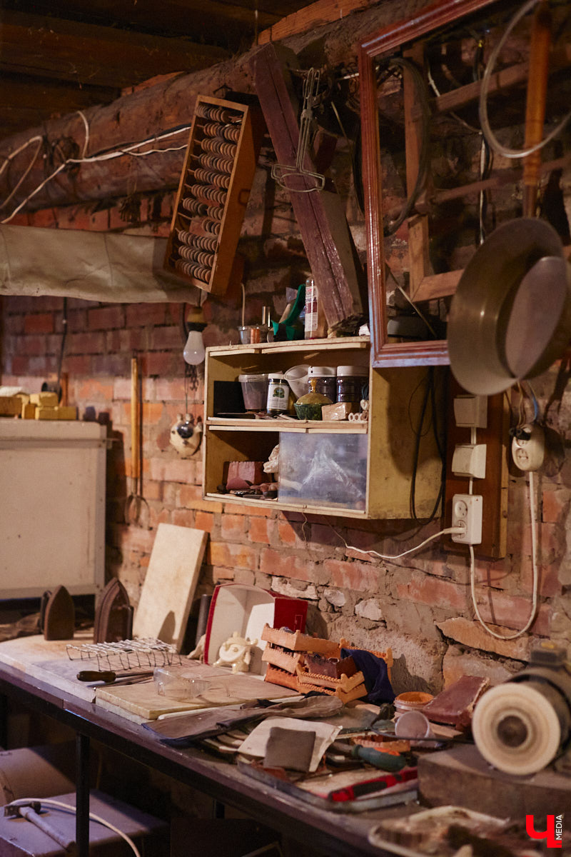 Никакого сайдинга поверх вековых бревен и никакой сдачи в утиль бабушкиной утвари. Превращать пятистенок с дощатой террасой на Пушкарской в собственную крепость художница Елена Сахарова начала постепенно. Комнаты с годами превращались в галерею работ самой Елены, ее друзей, а позднее и дочери. Дом хранит немало интересных коллекций, но все главные чудеса происходят в подвале, где рождаются яркие, сияющие картины, волшебный сплав хрупкого стекла и прочного металла.