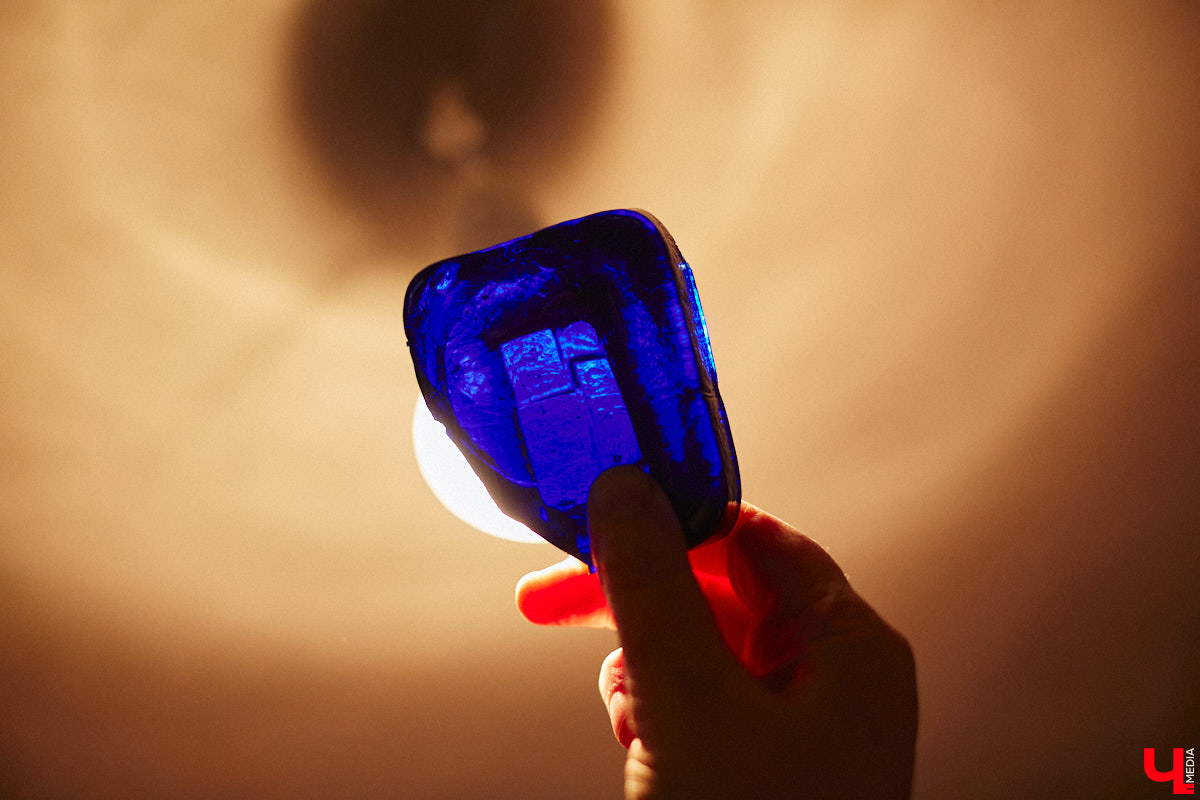 Никакого сайдинга поверх вековых бревен и никакой сдачи в утиль бабушкиной утвари. Превращать пятистенок с дощатой террасой на Пушкарской в собственную крепость художница Елена Сахарова начала постепенно. Комнаты с годами превращались в галерею работ самой Елены, ее друзей, а позднее и дочери. Дом хранит немало интересных коллекций, но все главные чудеса происходят в подвале, где рождаются яркие, сияющие картины, волшебный сплав хрупкого стекла и прочного металла.