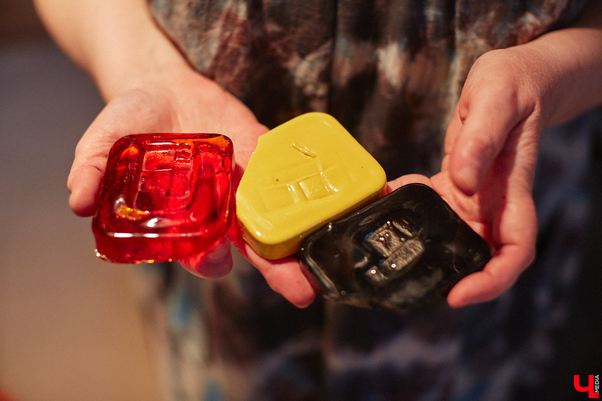 Никакого сайдинга поверх вековых бревен и никакой сдачи в утиль бабушкиной утвари. Превращать пятистенок с дощатой террасой на Пушкарской в собственную крепость художница Елена Сахарова начала постепенно. Комнаты с годами превращались в галерею работ самой Елены, ее друзей, а позднее и дочери. Дом хранит немало интересных коллекций, но все главные чудеса происходят в подвале, где рождаются яркие, сияющие картины, волшебный сплав хрупкого стекла и прочного металла.