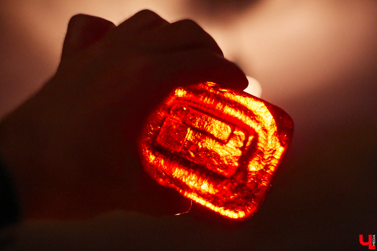 Никакого сайдинга поверх вековых бревен и никакой сдачи в утиль бабушкиной утвари. Превращать пятистенок с дощатой террасой на Пушкарской в собственную крепость художница Елена Сахарова начала постепенно. Комнаты с годами превращались в галерею работ самой Елены, ее друзей, а позднее и дочери. Дом хранит немало интересных коллекций, но все главные чудеса происходят в подвале, где рождаются яркие, сияющие картины, волшебный сплав хрупкого стекла и прочного металла.