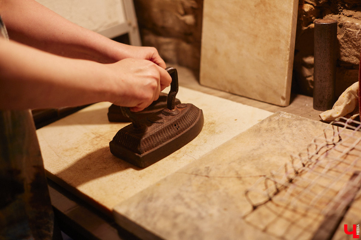 Никакого сайдинга поверх вековых бревен и никакой сдачи в утиль бабушкиной утвари. Превращать пятистенок с дощатой террасой на Пушкарской в собственную крепость художница Елена Сахарова начала постепенно. Комнаты с годами превращались в галерею работ самой Елены, ее друзей, а позднее и дочери. Дом хранит немало интересных коллекций, но все главные чудеса происходят в подвале, где рождаются яркие, сияющие картины, волшебный сплав хрупкого стекла и прочного металла.