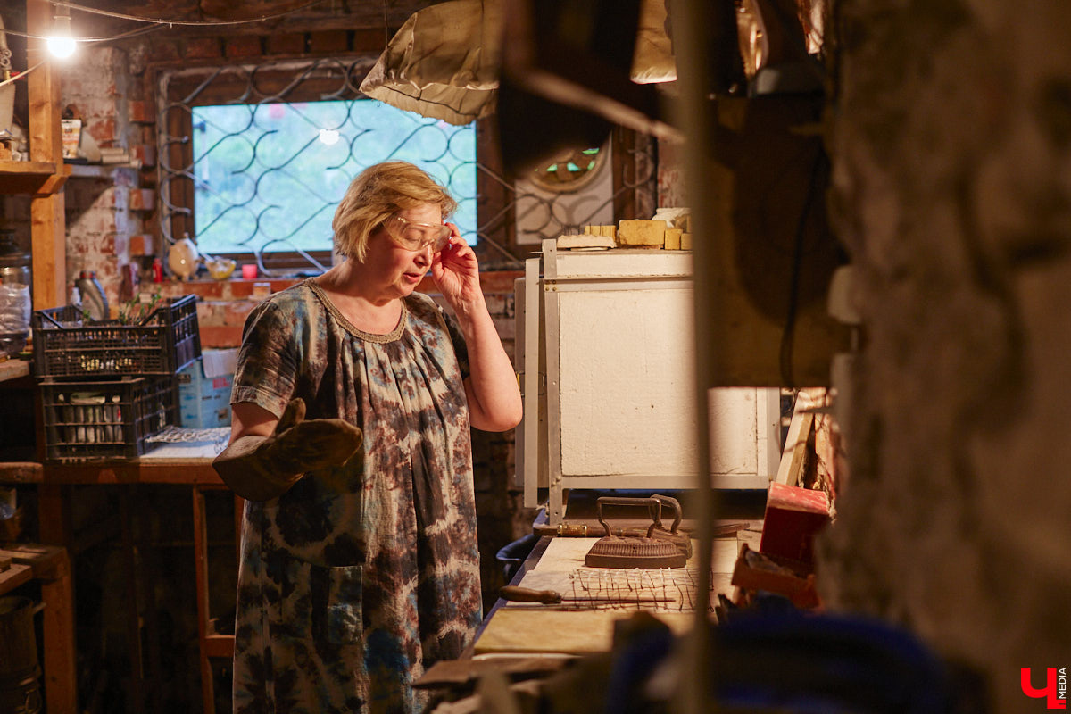 Никакого сайдинга поверх вековых бревен и никакой сдачи в утиль бабушкиной утвари. Превращать пятистенок с дощатой террасой на Пушкарской в собственную крепость художница Елена Сахарова начала постепенно. Комнаты с годами превращались в галерею работ самой Елены, ее друзей, а позднее и дочери. Дом хранит немало интересных коллекций, но все главные чудеса происходят в подвале, где рождаются яркие, сияющие картины, волшебный сплав хрупкого стекла и прочного металла.