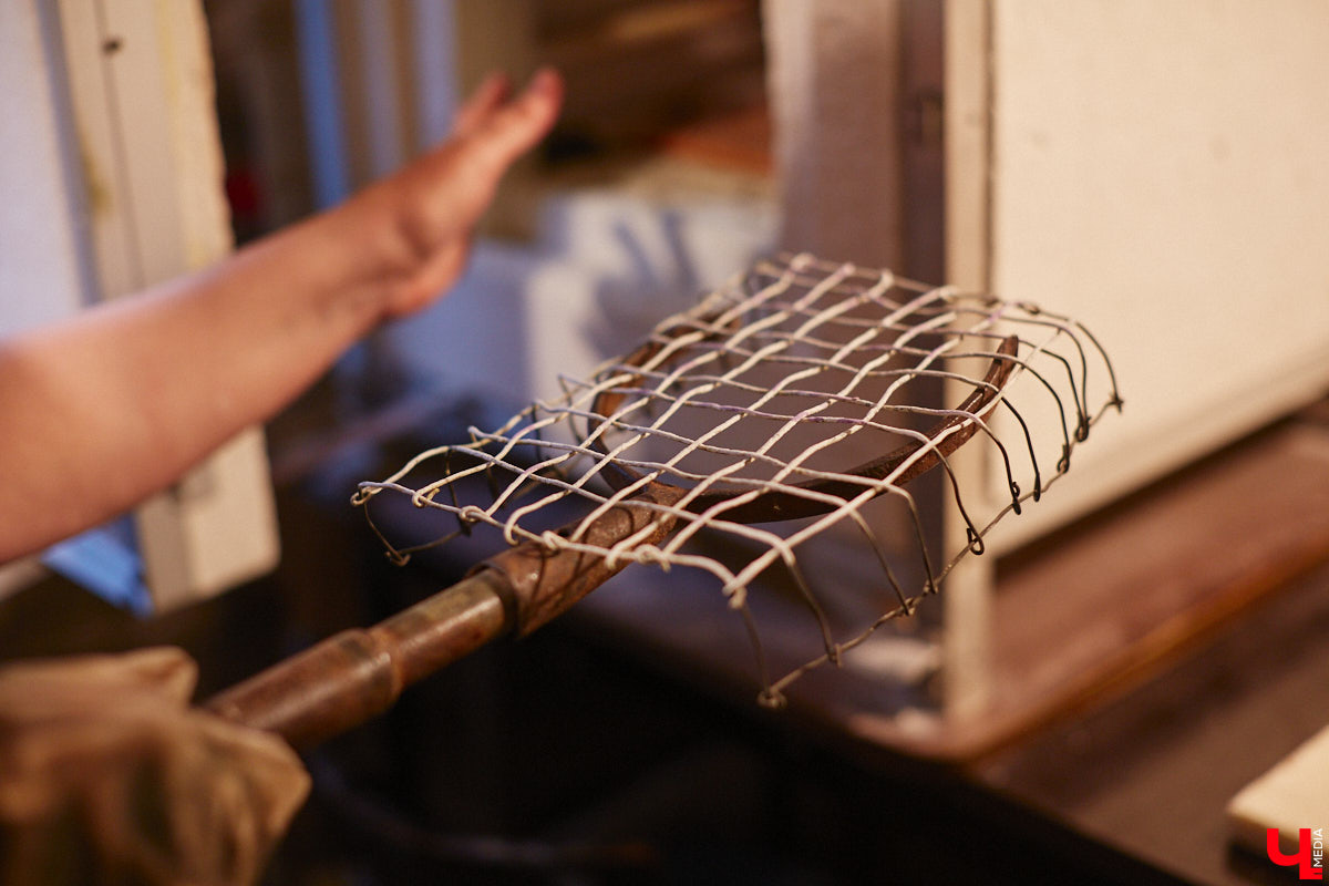 Никакого сайдинга поверх вековых бревен и никакой сдачи в утиль бабушкиной утвари. Превращать пятистенок с дощатой террасой на Пушкарской в собственную крепость художница Елена Сахарова начала постепенно. Комнаты с годами превращались в галерею работ самой Елены, ее друзей, а позднее и дочери. Дом хранит немало интересных коллекций, но все главные чудеса происходят в подвале, где рождаются яркие, сияющие картины, волшебный сплав хрупкого стекла и прочного металла.