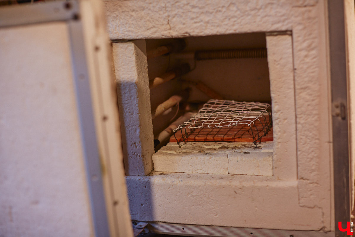 Никакого сайдинга поверх вековых бревен и никакой сдачи в утиль бабушкиной утвари. Превращать пятистенок с дощатой террасой на Пушкарской в собственную крепость художница Елена Сахарова начала постепенно. Комнаты с годами превращались в галерею работ самой Елены, ее друзей, а позднее и дочери. Дом хранит немало интересных коллекций, но все главные чудеса происходят в подвале, где рождаются яркие, сияющие картины, волшебный сплав хрупкого стекла и прочного металла.