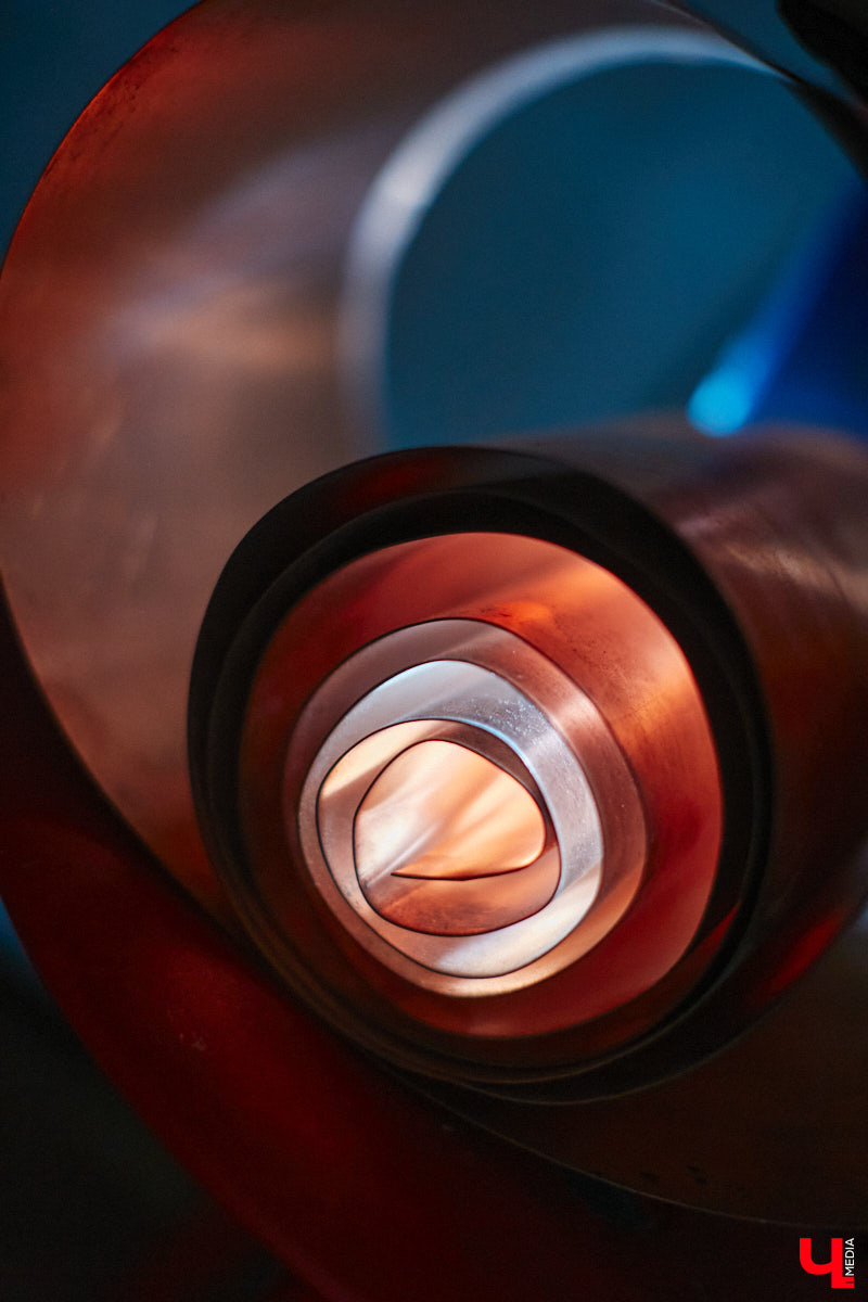 Никакого сайдинга поверх вековых бревен и никакой сдачи в утиль бабушкиной утвари. Превращать пятистенок с дощатой террасой на Пушкарской в собственную крепость художница Елена Сахарова начала постепенно. Комнаты с годами превращались в галерею работ самой Елены, ее друзей, а позднее и дочери. Дом хранит немало интересных коллекций, но все главные чудеса происходят в подвале, где рождаются яркие, сияющие картины, волшебный сплав хрупкого стекла и прочного металла.