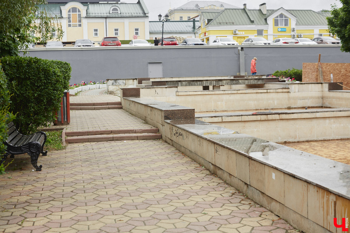 На календаре первый день лета. И пусть жары пока нет, водные феерии уже притягивают к себе жителей и гостей Владимира. «Ключ-Медиа» проверил состояние тех, что расположены недалеко от центра города.