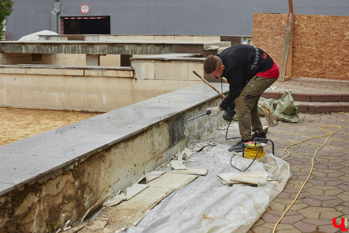 На календаре первый день лета. И пусть жары пока нет, водные феерии уже притягивают к себе жителей и гостей Владимира. «Ключ-Медиа» проверил состояние тех, что расположены недалеко от центра города.