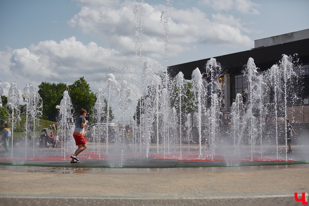 На календаре первый день лета. И пусть жары пока нет, водные феерии уже притягивают к себе жителей и гостей Владимира. «Ключ-Медиа» проверил состояние тех, что расположены недалеко от центра города.