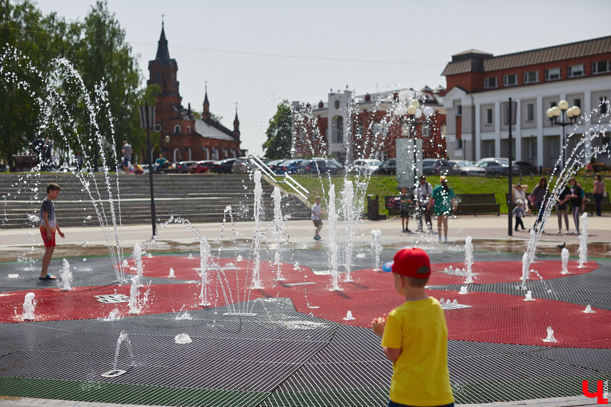 На календаре первый день лета. И пусть жары пока нет, водные феерии уже притягивают к себе жителей и гостей Владимира. «Ключ-Медиа» проверил состояние тех, что расположены недалеко от центра города.