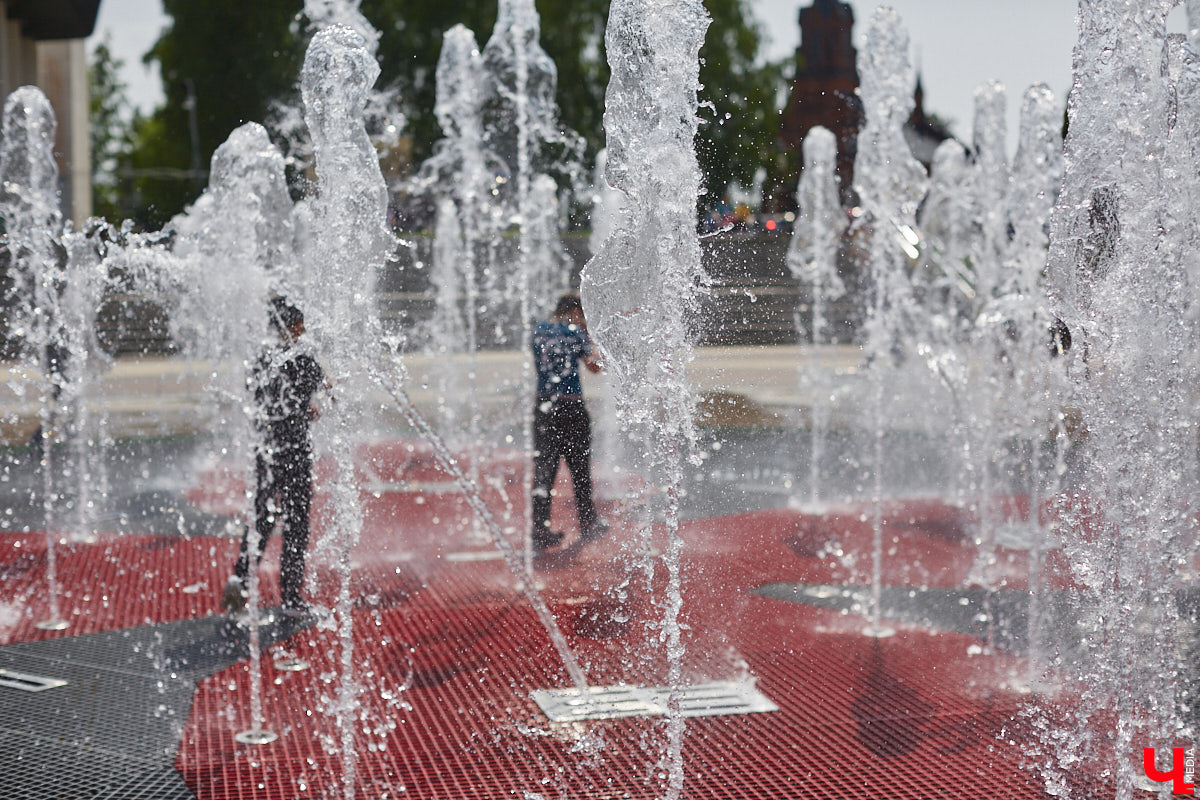 На календаре первый день лета. И пусть жары пока нет, водные феерии уже притягивают к себе жителей и гостей Владимира. «Ключ-Медиа» проверил состояние тех, что расположены недалеко от центра города.