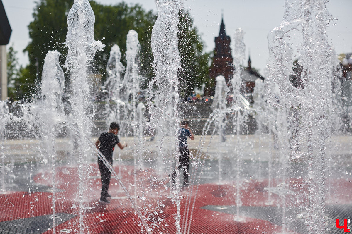 На календаре первый день лета. И пусть жары пока нет, водные феерии уже притягивают к себе жителей и гостей Владимира. «Ключ-Медиа» проверил состояние тех, что расположены недалеко от центра города.