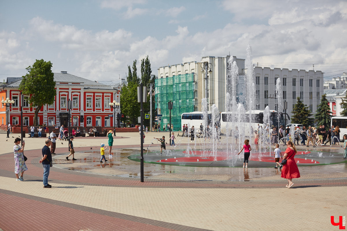 На календаре первый день лета. И пусть жары пока нет, водные феерии уже притягивают к себе жителей и гостей Владимира. «Ключ-Медиа» проверил состояние тех, что расположены недалеко от центра города.