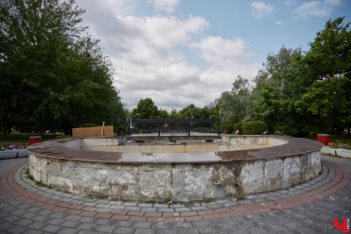 На календаре первый день лета. И пусть жары пока нет, водные феерии уже притягивают к себе жителей и гостей Владимира. «Ключ-Медиа» проверил состояние тех, что расположены недалеко от центра города.