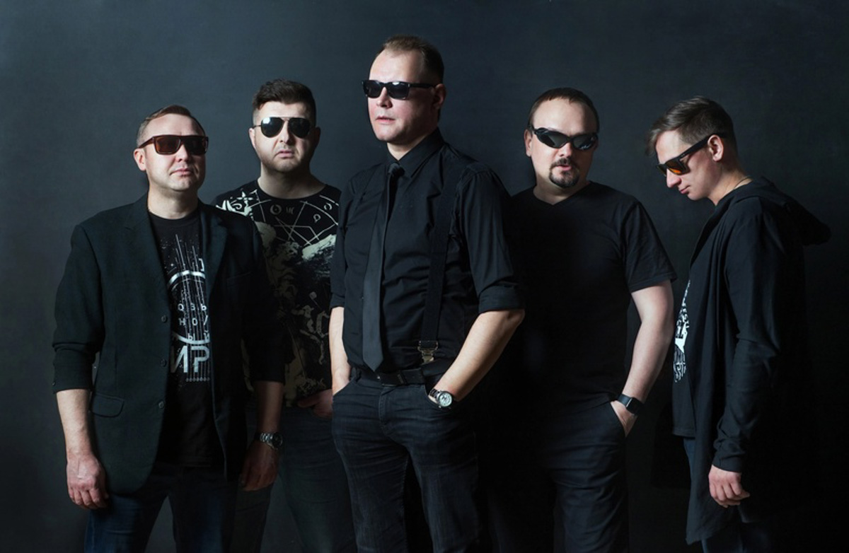 Недавно на всех цифровых площадках появился необычный релиз. Группа «Акустический лес», которая раньше базировалась в городе Радужном, но уже давно и прочно обосновалась в Москве, выпустила песню «Пляски на болоте». В ней приняли участие такие знаковые для российской сцены музыканты, как гитарист «Зверобоя» Алексей Иовчев и флейтист Олег Сакмаров, в послужном списке которого среди прочего «Аквариум» и «Наутилус Помпилиус». Ими список гостей не ограничился.