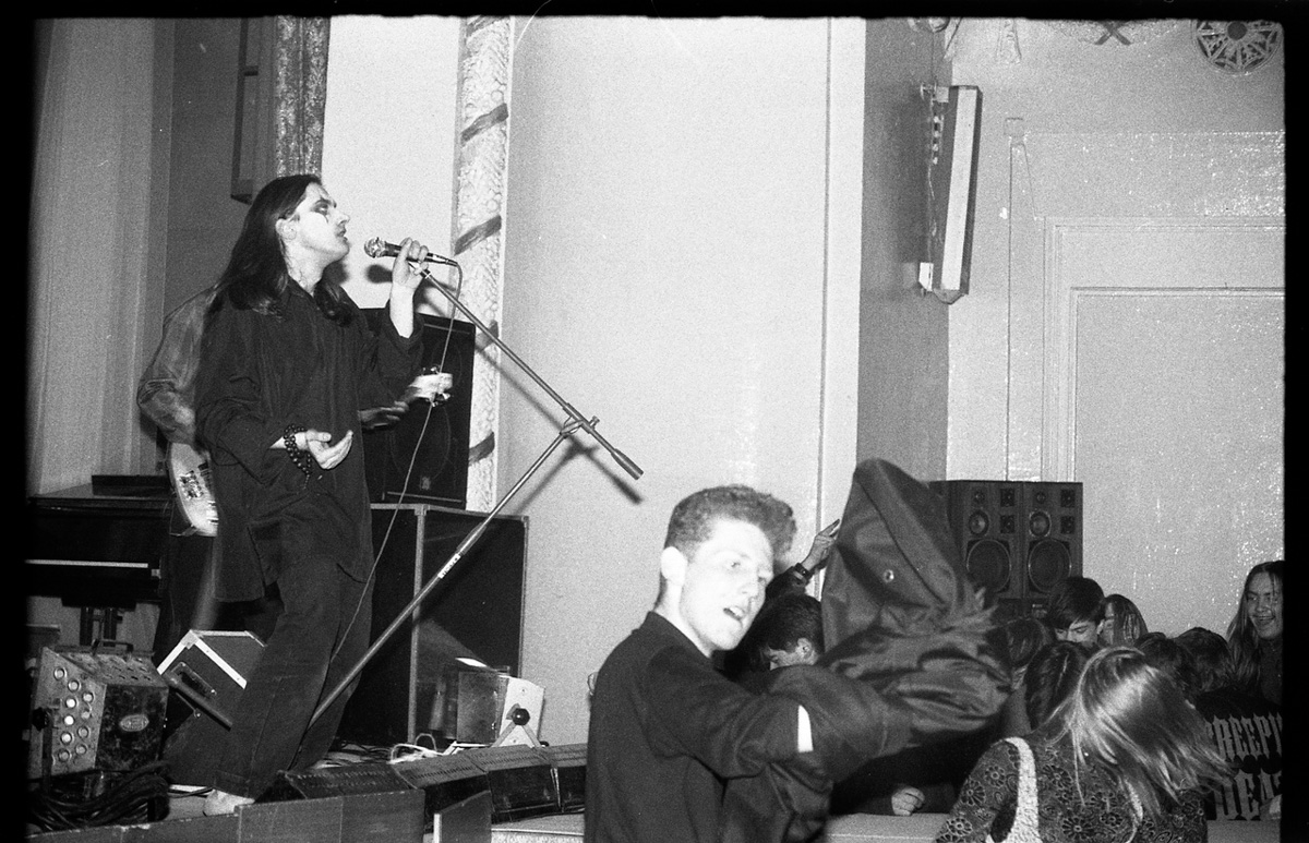 Недавно на всех цифровых площадках появился необычный релиз. Группа «Акустический лес», которая раньше базировалась в городе Радужном, но уже давно и прочно обосновалась в Москве, выпустила песню «Пляски на болоте». В ней приняли участие такие знаковые для российской сцены музыканты, как гитарист «Зверобоя» Алексей Иовчев и флейтист Олег Сакмаров, в послужном списке которого среди прочего «Аквариум» и «Наутилус Помпилиус». Ими список гостей не ограничился.