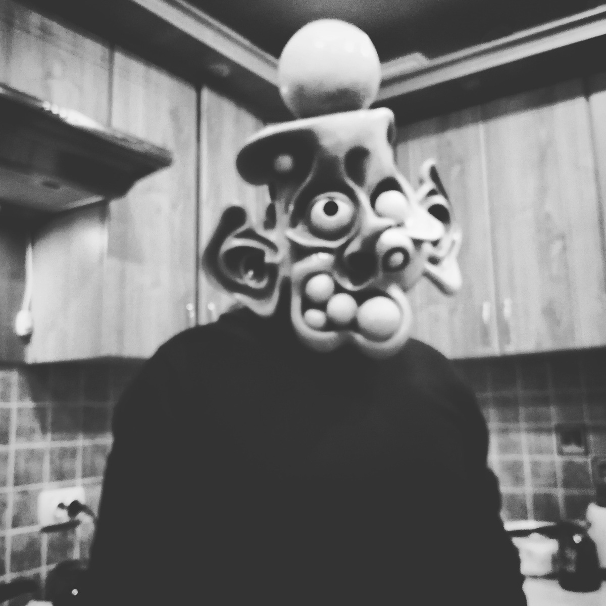 Недавно на всех цифровых площадках появился необычный релиз. Группа «Акустический лес», которая раньше базировалась в городе Радужном, но уже давно и прочно обосновалась в Москве, выпустила песню «Пляски на болоте». В ней приняли участие такие знаковые для российской сцены музыканты, как гитарист «Зверобоя» Алексей Иовчев и флейтист Олег Сакмаров, в послужном списке которого среди прочего «Аквариум» и «Наутилус Помпилиус». Ими список гостей не ограничился.