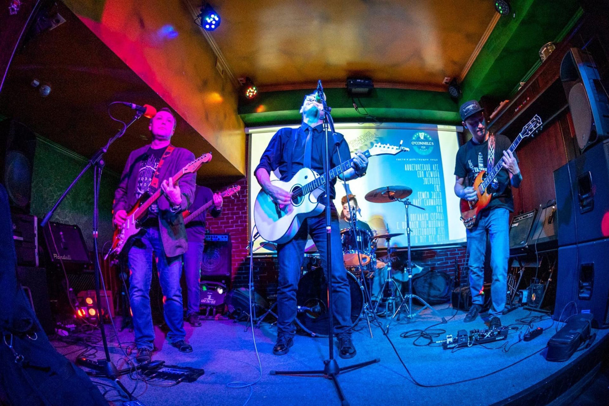 Недавно на всех цифровых площадках появился необычный релиз. Группа «Акустический лес», которая раньше базировалась в городе Радужном, но уже давно и прочно обосновалась в Москве, выпустила песню «Пляски на болоте». В ней приняли участие такие знаковые для российской сцены музыканты, как гитарист «Зверобоя» Алексей Иовчев и флейтист Олег Сакмаров, в послужном списке которого среди прочего «Аквариум» и «Наутилус Помпилиус». Ими список гостей не ограничился.