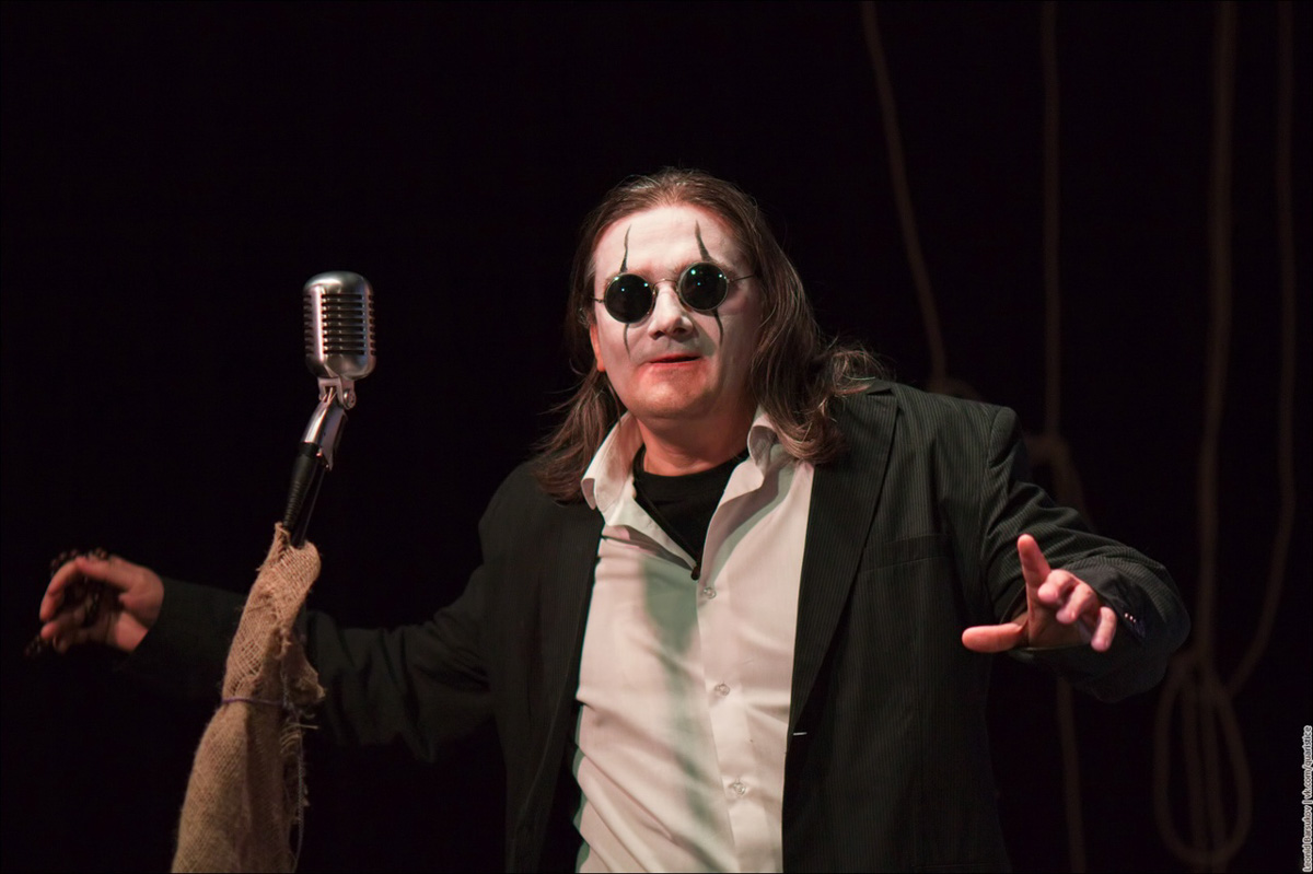 Недавно на всех цифровых площадках появился необычный релиз. Группа «Акустический лес», которая раньше базировалась в городе Радужном, но уже давно и прочно обосновалась в Москве, выпустила песню «Пляски на болоте». В ней приняли участие такие знаковые для российской сцены музыканты, как гитарист «Зверобоя» Алексей Иовчев и флейтист Олег Сакмаров, в послужном списке которого среди прочего «Аквариум» и «Наутилус Помпилиус». Ими список гостей не ограничился.