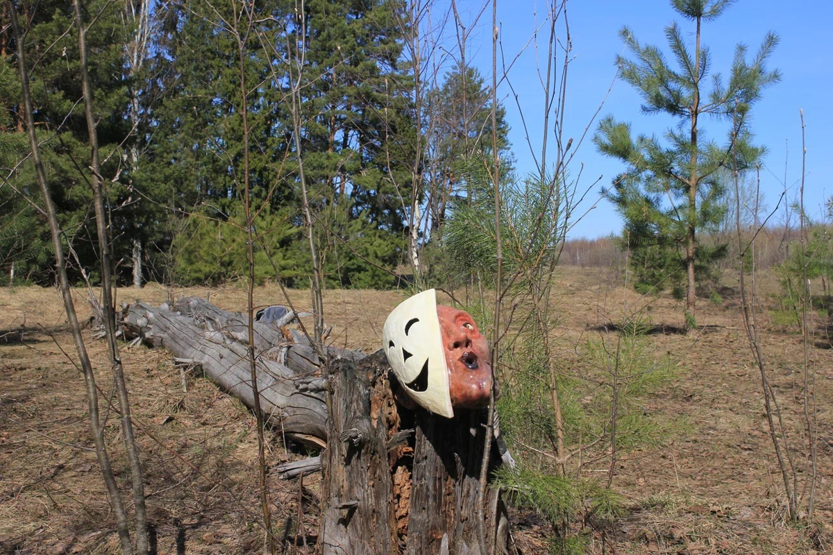Недавно на всех цифровых площадках появился необычный релиз. Группа «Акустический лес», которая раньше базировалась в городе Радужном, но уже давно и прочно обосновалась в Москве, выпустила песню «Пляски на болоте». В ней приняли участие такие знаковые для российской сцены музыканты, как гитарист «Зверобоя» Алексей Иовчев и флейтист Олег Сакмаров, в послужном списке которого среди прочего «Аквариум» и «Наутилус Помпилиус». Ими список гостей не ограничился.