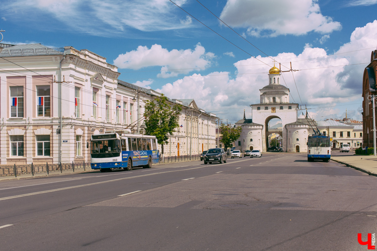 Скоро прекратят наши сердечки сжиматься от жалости и грусти при взгляде на Золотые ворота. Памятник XII века вот-вот начнут реставрировать. Объем работы значительный, срок тоже — 2,5 года. Но начало положено! Хотя без ложки дегтя, конечно, не обошлось. Движение в центре с начала ремонта и до 2024 года перекроют, что грозит заторами на популярном участке.