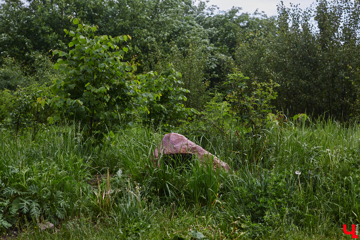 6 июня вся Россия будет отмечать день рождения великого поэта Александра Пушкина. А во Владимире очередной раз припомнят, что в парке имени Пушкина так и нет памятника. Причем закладной камень на его месте стоит аж с 6 июня 2011 года. И будет ли здесь когда-нибудь сам монумент, неизвестно. В связи с этим «Ключ-Медиа» решил посчитать все знаменательные валуны в нашем городе, которые так и не превратились в полноценные объекты.