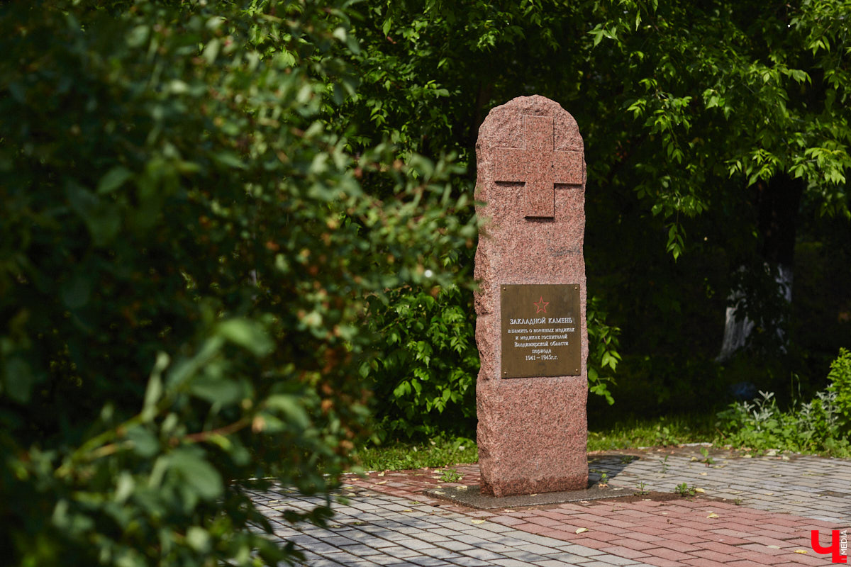 6 июня вся Россия будет отмечать день рождения великого поэта Александра Пушкина. А во Владимире очередной раз припомнят, что в парке имени Пушкина так и нет памятника. Причем закладной камень на его месте стоит аж с 6 июня 2011 года. И будет ли здесь когда-нибудь сам монумент, неизвестно. В связи с этим «Ключ-Медиа» решил посчитать все знаменательные валуны в нашем городе, которые так и не превратились в полноценные объекты.