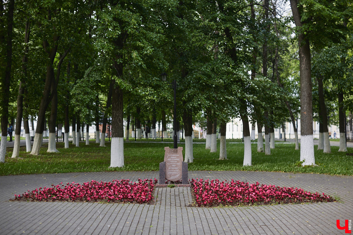 6 июня вся Россия будет отмечать день рождения великого поэта Александра Пушкина. А во Владимире очередной раз припомнят, что в парке имени Пушкина так и нет памятника. Причем закладной камень на его месте стоит аж с 6 июня 2011 года. И будет ли здесь когда-нибудь сам монумент, неизвестно. В связи с этим «Ключ-Медиа» решил посчитать все знаменательные валуны в нашем городе, которые так и не превратились в полноценные объекты.