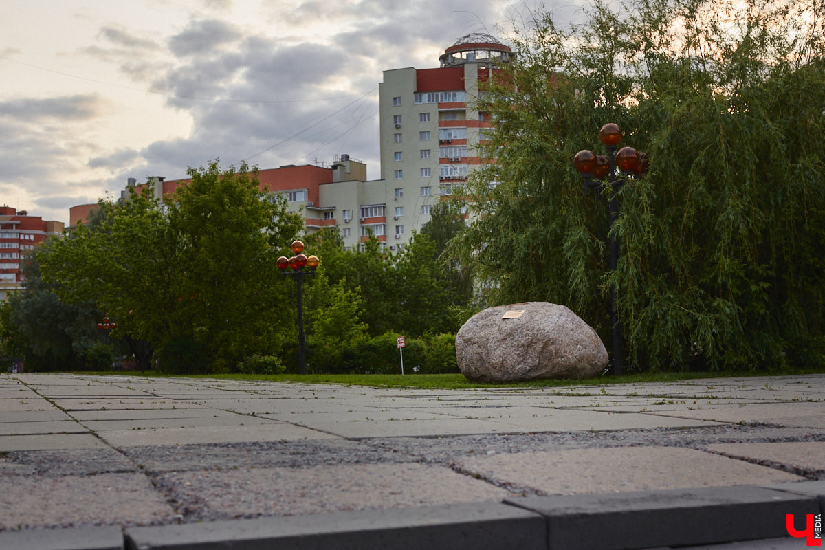 6 июня вся Россия будет отмечать день рождения великого поэта Александра Пушкина. А во Владимире очередной раз припомнят, что в парке имени Пушкина так и нет памятника. Причем закладной камень на его месте стоит аж с 6 июня 2011 года. И будет ли здесь когда-нибудь сам монумент, неизвестно. В связи с этим «Ключ-Медиа» решил посчитать все знаменательные валуны в нашем городе, которые так и не превратились в полноценные объекты.