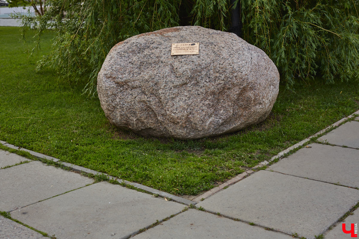 6 июня вся Россия будет отмечать день рождения великого поэта Александра Пушкина. А во Владимире очередной раз припомнят, что в парке имени Пушкина так и нет памятника. Причем закладной камень на его месте стоит аж с 6 июня 2011 года. И будет ли здесь когда-нибудь сам монумент, неизвестно. В связи с этим «Ключ-Медиа» решил посчитать все знаменательные валуны в нашем городе, которые так и не превратились в полноценные объекты.