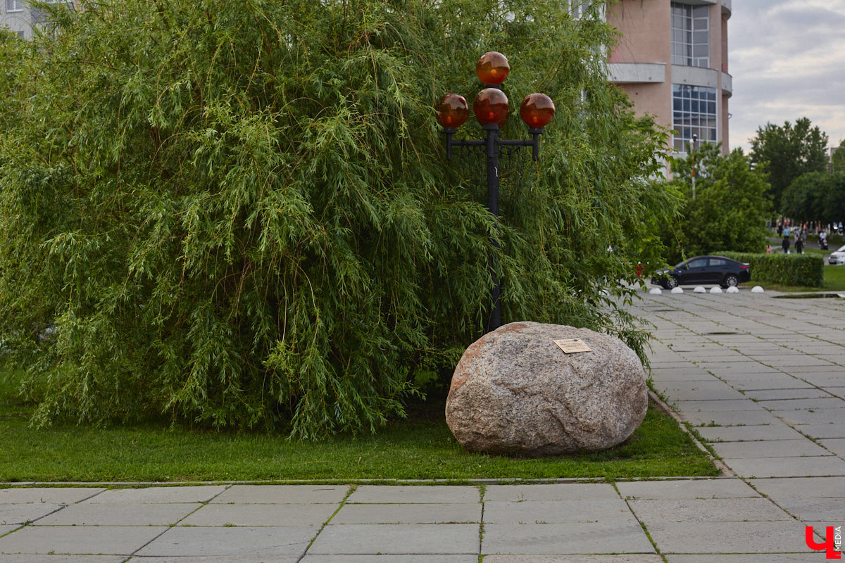 6 июня вся Россия будет отмечать день рождения великого поэта Александра Пушкина. А во Владимире очередной раз припомнят, что в парке имени Пушкина так и нет памятника. Причем закладной камень на его месте стоит аж с 6 июня 2011 года. И будет ли здесь когда-нибудь сам монумент, неизвестно. В связи с этим «Ключ-Медиа» решил посчитать все знаменательные валуны в нашем городе, которые так и не превратились в полноценные объекты.