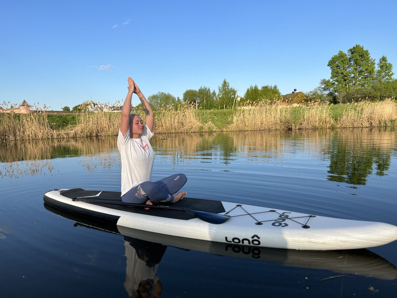 В Суздаль стоит отправиться не только ради архитектурного ансамбля, удачно вписавшегося в панораму города, и известных каждому туристу маршрутов. Он давно готов удивлять нетипичными видами отдыха. Среди прочих вариантов йога на sup-борде и даже игры в водное поло на досках. Мы оценили самые интересные развлечения и готовы вам о них рассказать.