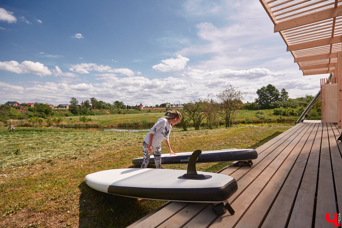 В Суздаль стоит отправиться не только ради архитектурного ансамбля, удачно вписавшегося в панораму города, и известных каждому туристу маршрутов. Он давно готов удивлять нетипичными видами отдыха. Среди прочих вариантов йога на sup-борде и даже игры в водное поло на досках. Мы оценили самые интересные развлечения и готовы вам о них рассказать.