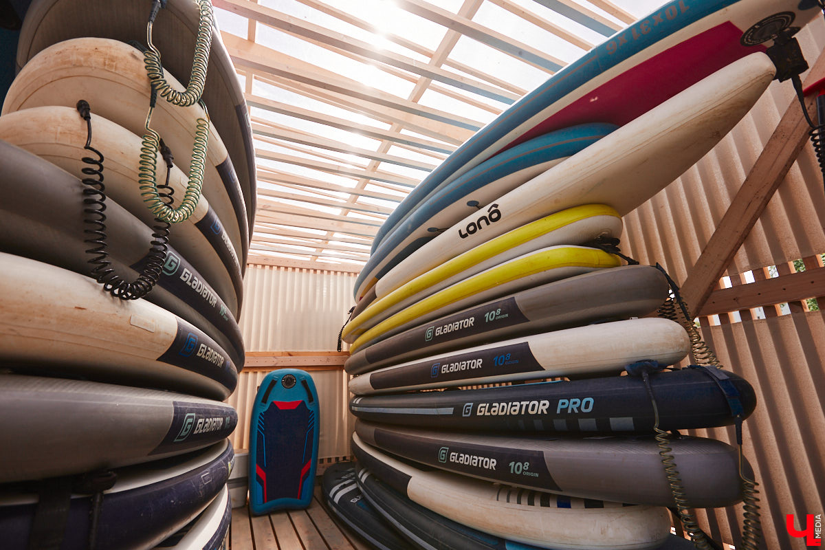 В Суздаль стоит отправиться не только ради архитектурного ансамбля, удачно вписавшегося в панораму города, и известных каждому туристу маршрутов. Он давно готов удивлять нетипичными видами отдыха. Среди прочих вариантов йога на sup-борде и даже игры в водное поло на досках. Мы оценили самые интересные развлечения и готовы вам о них рассказать.