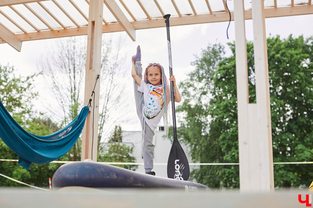 В Суздаль стоит отправиться не только ради архитектурного ансамбля, удачно вписавшегося в панораму города, и известных каждому туристу маршрутов. Он давно готов удивлять нетипичными видами отдыха. Среди прочих вариантов йога на sup-борде и даже игры в водное поло на досках. Мы оценили самые интересные развлечения и готовы вам о них рассказать.