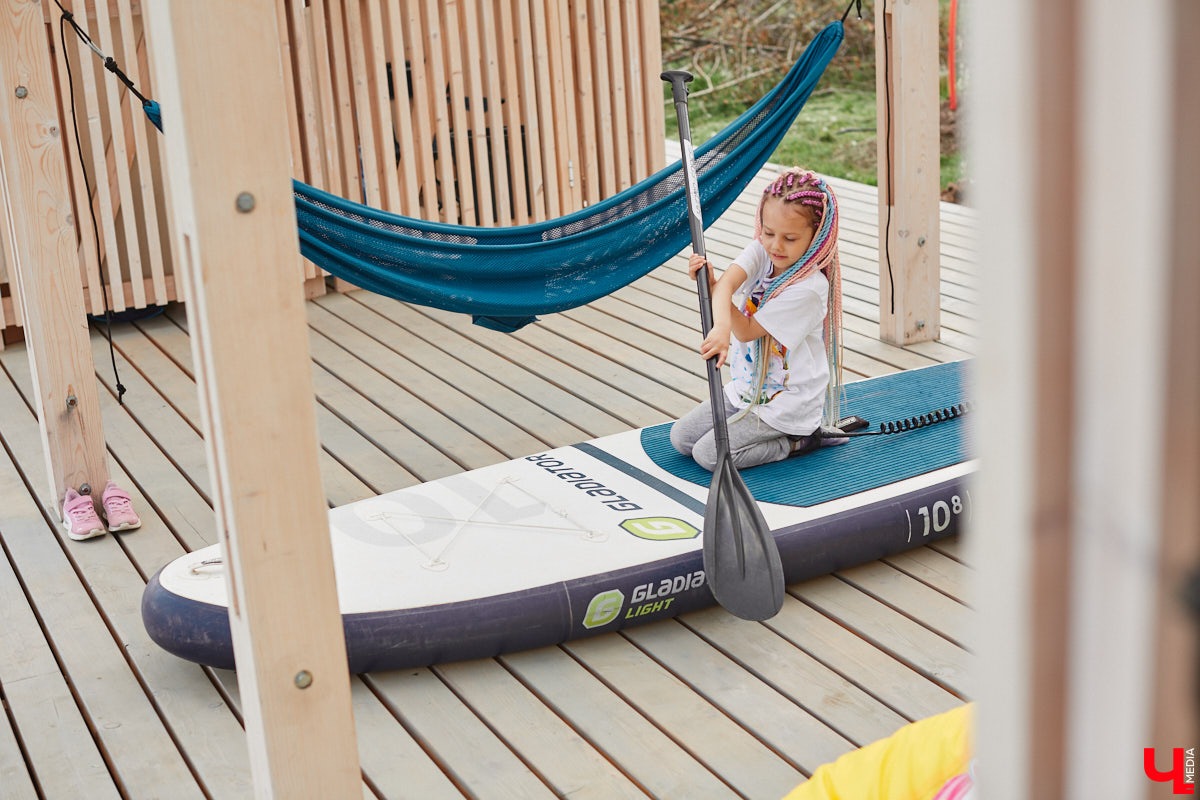 В Суздаль стоит отправиться не только ради архитектурного ансамбля, удачно вписавшегося в панораму города, и известных каждому туристу маршрутов. Он давно готов удивлять нетипичными видами отдыха. Среди прочих вариантов йога на sup-борде и даже игры в водное поло на досках. Мы оценили самые интересные развлечения и готовы вам о них рассказать.