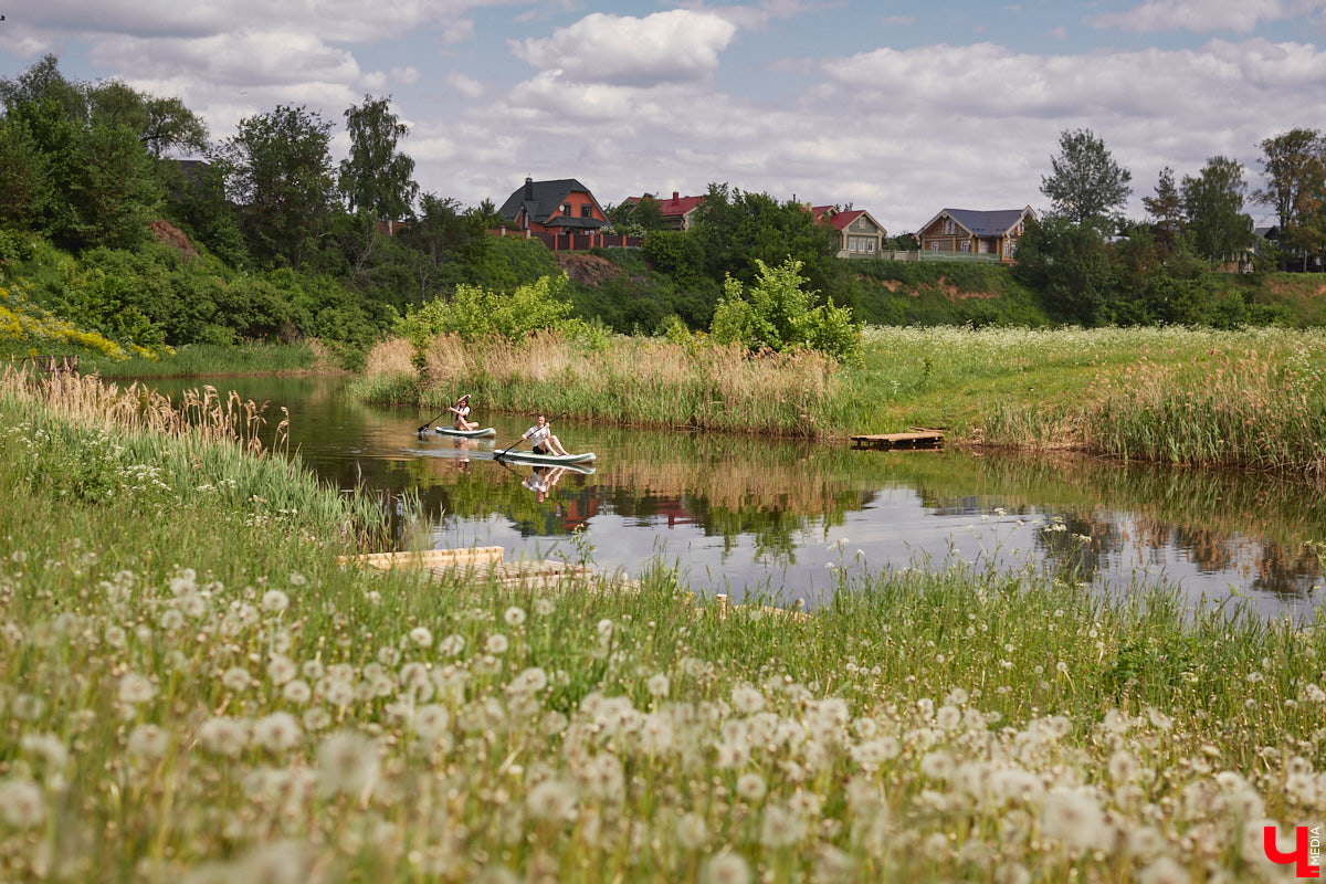 В Суздаль стоит отправиться не только ради архитектурного ансамбля, удачно вписавшегося в панораму города, и известных каждому туристу маршрутов. Он давно готов удивлять нетипичными видами отдыха. Среди прочих вариантов йога на sup-борде и даже игры в водное поло на досках. Мы оценили самые интересные развлечения и готовы вам о них рассказать.