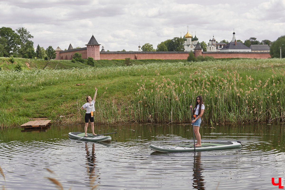 В Суздаль стоит отправиться не только ради архитектурного ансамбля, удачно вписавшегося в панораму города, и известных каждому туристу маршрутов. Он давно готов удивлять нетипичными видами отдыха. Среди прочих вариантов йога на sup-борде и даже игры в водное поло на досках. Мы оценили самые интересные развлечения и готовы вам о них рассказать.