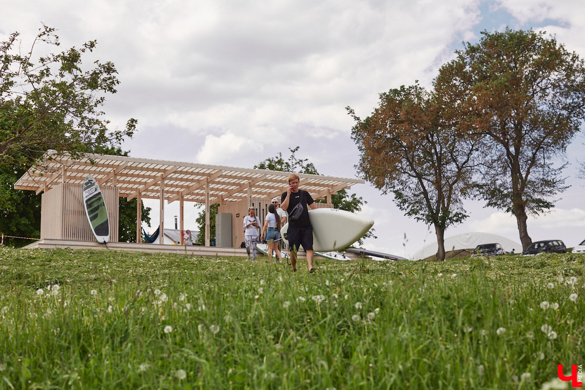 В Суздаль стоит отправиться не только ради архитектурного ансамбля, удачно вписавшегося в панораму города, и известных каждому туристу маршрутов. Он давно готов удивлять нетипичными видами отдыха. Среди прочих вариантов йога на sup-борде и даже игры в водное поло на досках. Мы оценили самые интересные развлечения и готовы вам о них рассказать.