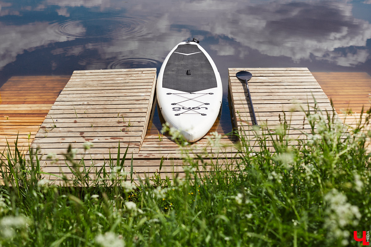 В Суздаль стоит отправиться не только ради архитектурного ансамбля, удачно вписавшегося в панораму города, и известных каждому туристу маршрутов. Он давно готов удивлять нетипичными видами отдыха. Среди прочих вариантов йога на sup-борде и даже игры в водное поло на досках. Мы оценили самые интересные развлечения и готовы вам о них рассказать.