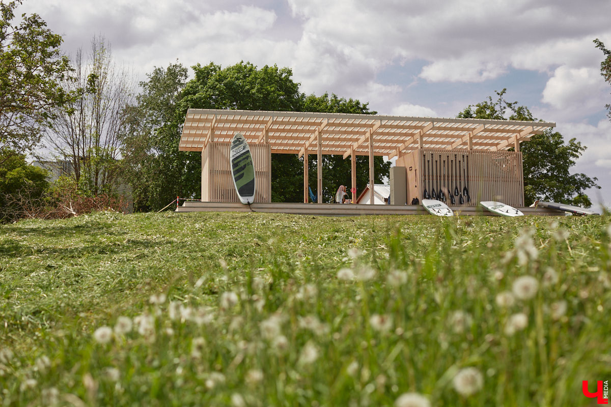 В Суздаль стоит отправиться не только ради архитектурного ансамбля, удачно вписавшегося в панораму города, и известных каждому туристу маршрутов. Он давно готов удивлять нетипичными видами отдыха. Среди прочих вариантов йога на sup-борде и даже игры в водное поло на досках. Мы оценили самые интересные развлечения и готовы вам о них рассказать.