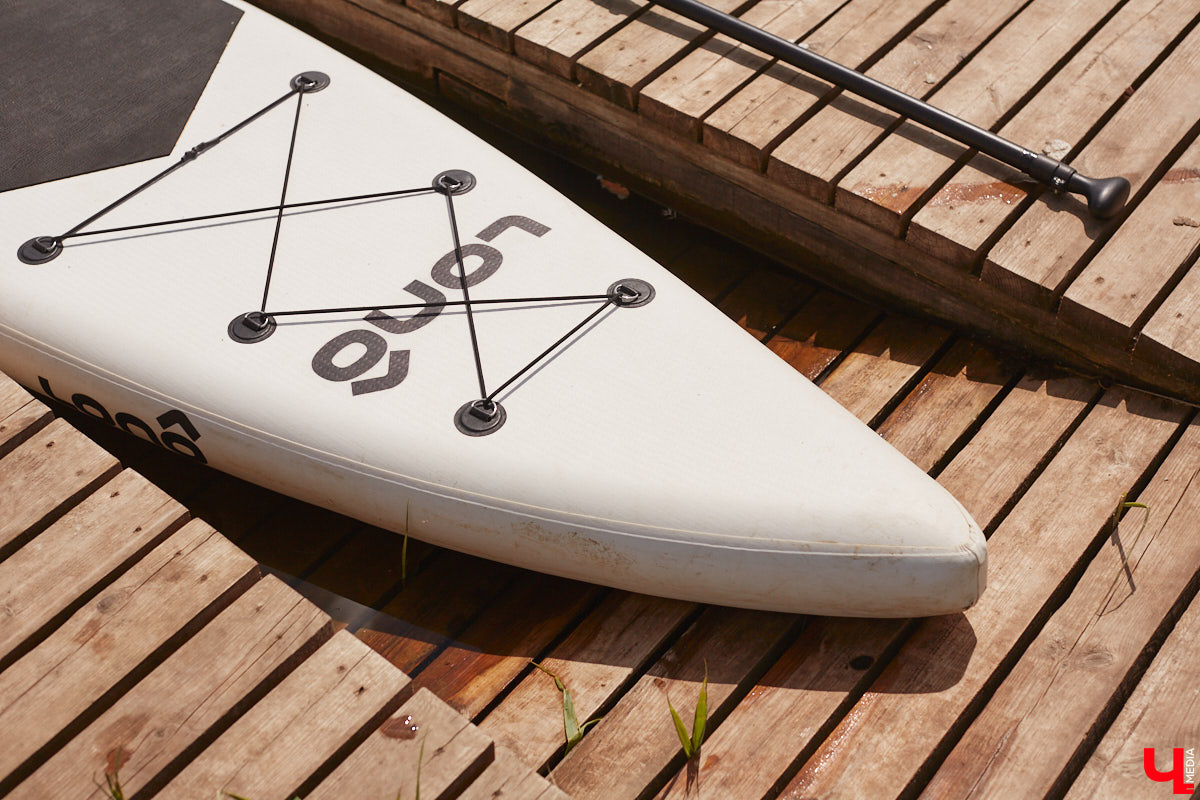 В Суздаль стоит отправиться не только ради архитектурного ансамбля, удачно вписавшегося в панораму города, и известных каждому туристу маршрутов. Он давно готов удивлять нетипичными видами отдыха. Среди прочих вариантов йога на sup-борде и даже игры в водное поло на досках. Мы оценили самые интересные развлечения и готовы вам о них рассказать.