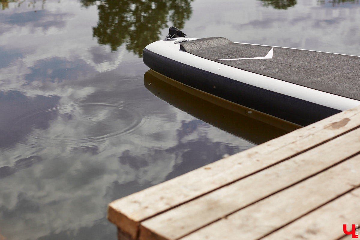 В Суздаль стоит отправиться не только ради архитектурного ансамбля, удачно вписавшегося в панораму города, и известных каждому туристу маршрутов. Он давно готов удивлять нетипичными видами отдыха. Среди прочих вариантов йога на sup-борде и даже игры в водное поло на досках. Мы оценили самые интересные развлечения и готовы вам о них рассказать.