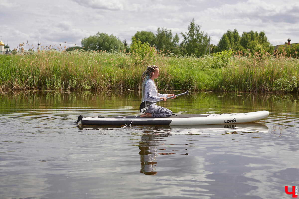 В Суздаль стоит отправиться не только ради архитектурного ансамбля, удачно вписавшегося в панораму города, и известных каждому туристу маршрутов. Он давно готов удивлять нетипичными видами отдыха. Среди прочих вариантов йога на sup-борде и даже игры в водное поло на досках. Мы оценили самые интересные развлечения и готовы вам о них рассказать.