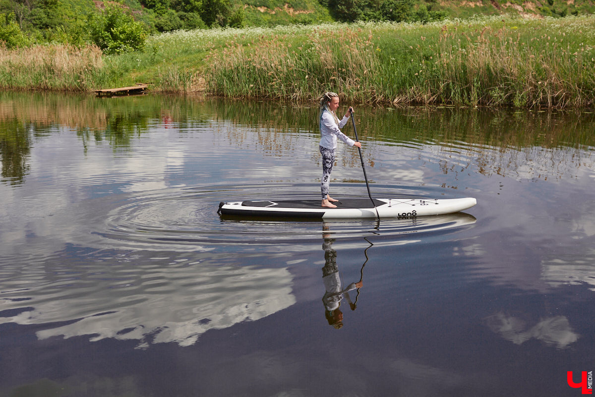 В Суздаль стоит отправиться не только ради архитектурного ансамбля, удачно вписавшегося в панораму города, и известных каждому туристу маршрутов. Он давно готов удивлять нетипичными видами отдыха. Среди прочих вариантов йога на sup-борде и даже игры в водное поло на досках. Мы оценили самые интересные развлечения и готовы вам о них рассказать.